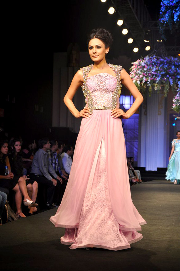 malaika arora walks the ramp at aamby valley india bridal fashion week 2012 9