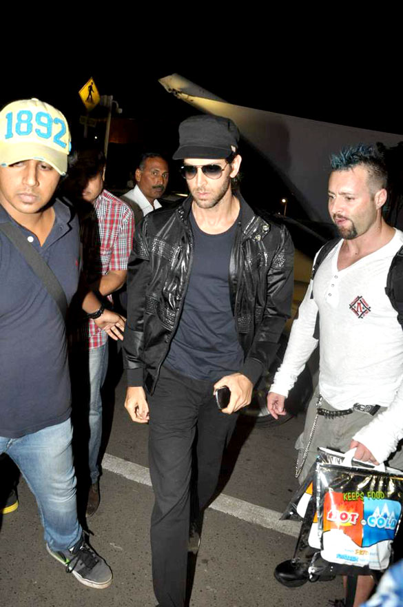 hrithik kangna snapped at the mumbai airport 8