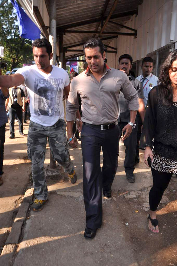 salman khan flags off bigg boss tour 9