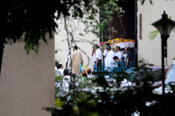 Yash Chopra's last rites inside YRF studio | Images - Bollywood Hungama