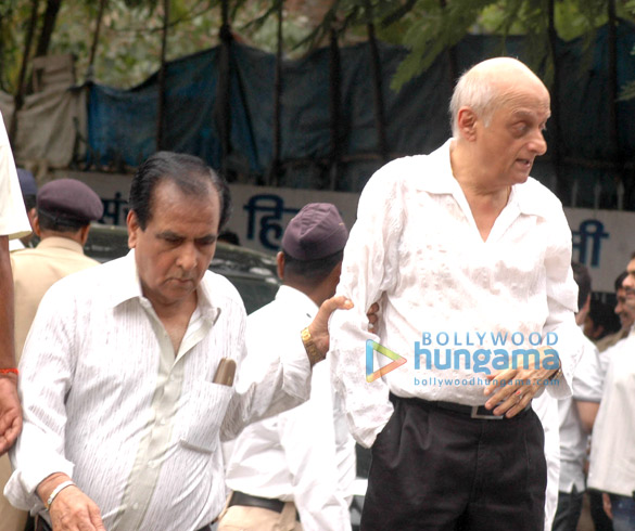 bollywood pays last homage to yash chopra 50