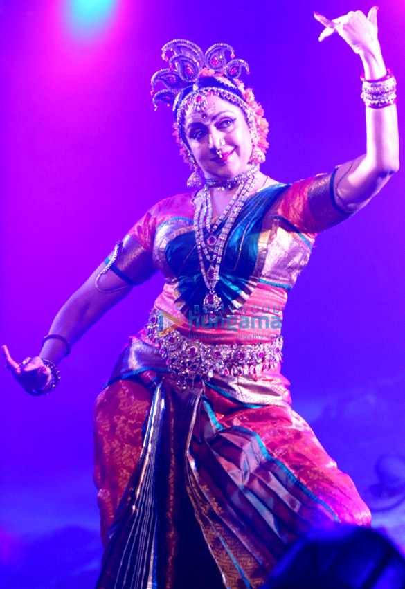 celebs visit north mumbais sarbojanin durga puja day 4 3