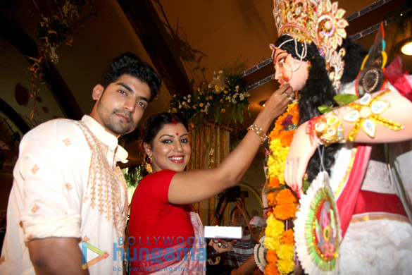 celebs visit north mumbais sarbojanin durga puja day 5 5