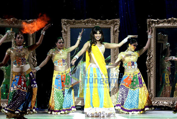 priyanka kareena parineeti perform at peoples choice awards 3