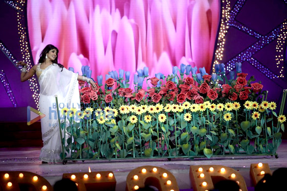 priyanka kareena parineeti perform at peoples choice awards 5
