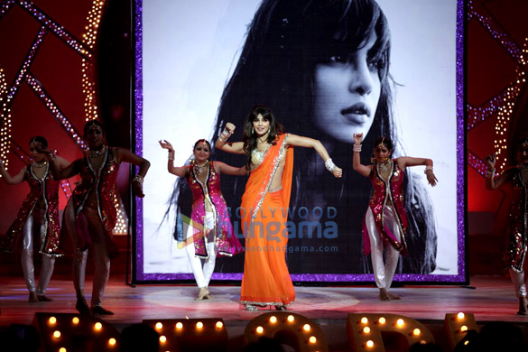 priyanka kareena parineeti perform at peoples choice awards 9