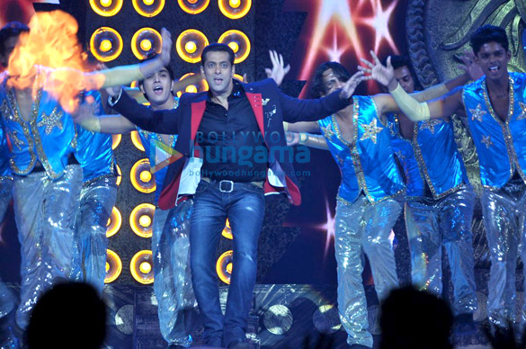 salman khan performs at peoples choice awards 4