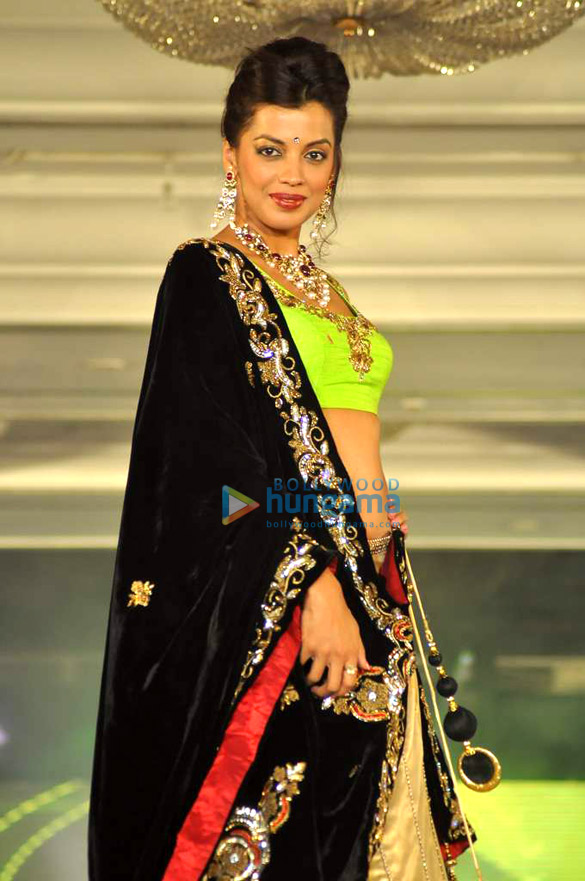 celebs walk the ramp at umeed ek koshish charitable fashion show 7