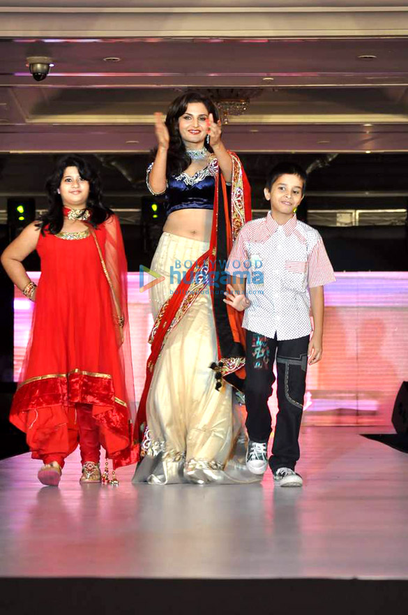 celebs walk the ramp at umeed ek koshish charitable fashion show 4