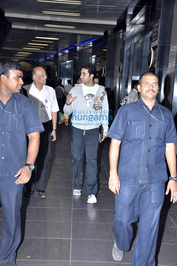 abhishek bachchan clicked at the airport 4
