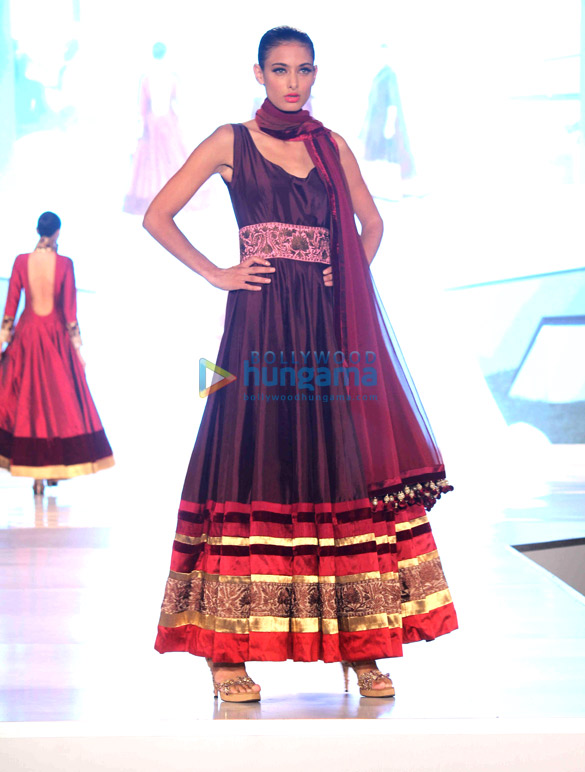 kajol graces manish malhotras festive line show 5