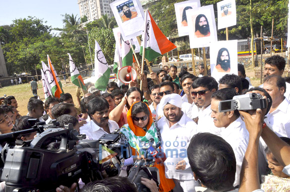 dolly bindra inderpal singh protest against baba ramdev 5
