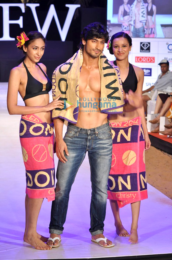 vidyut jamwal walks for welspun at india resort fashion week 2012 3