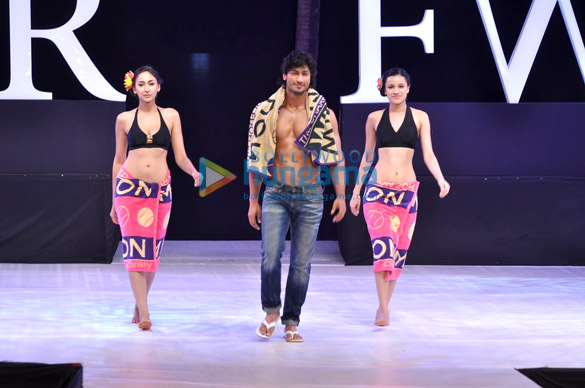 vidyut jamwal walks for welspun at india resort fashion week 2012 8