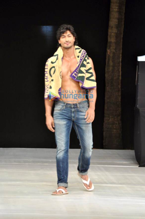 vidyut jamwal walks for welspun at india resort fashion week 2012 9