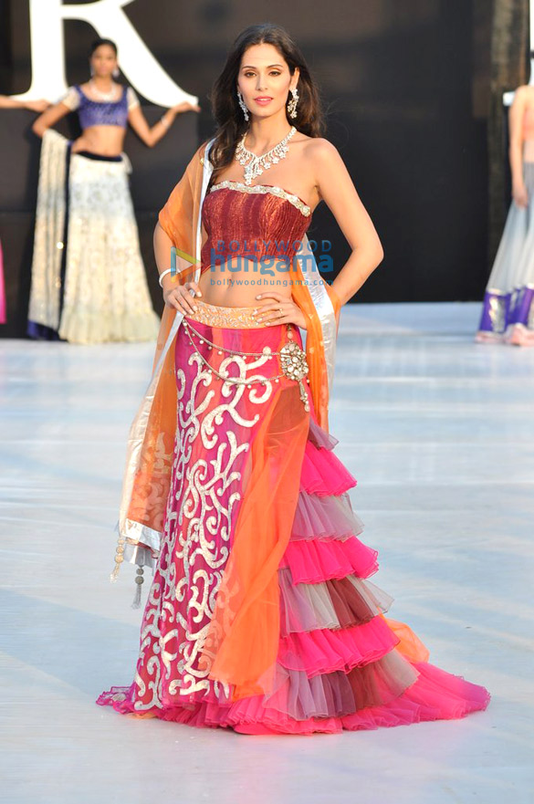 shouger merchant doshis show at india resort fashion week 2012 5