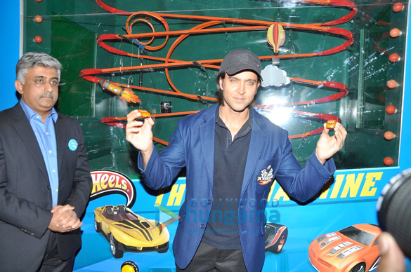 hrithik unveils hotwheels vending machine 3