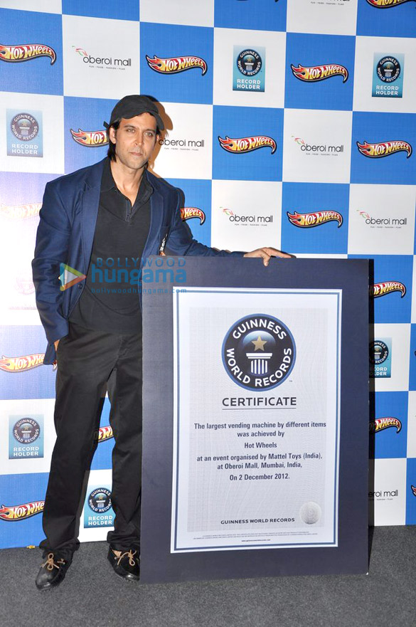 hrithik unveils hotwheels vending machine 6