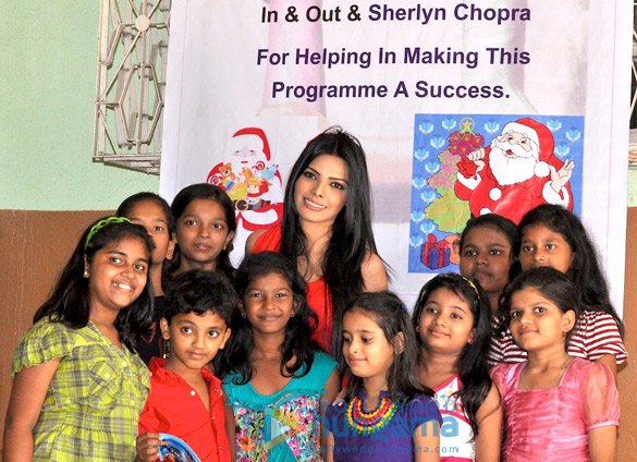 sherlyn chopra turns santa for street kids of the ray of hope ngo 3