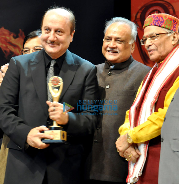 anupam kher honoured at the 19th sur aradhana awards 2