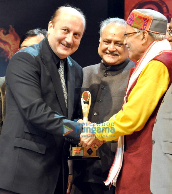anupam kher honoured at the 19th sur aradhana awards 3