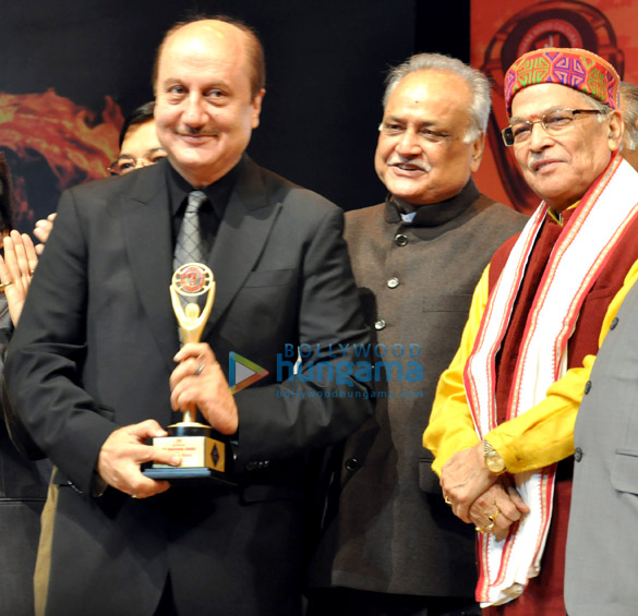 anupam kher honoured at the 19th sur aradhana awards 6
