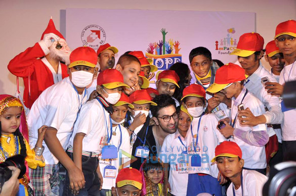 ranbir varun celebrate christmas with underprivileged kids at hope 2012 3