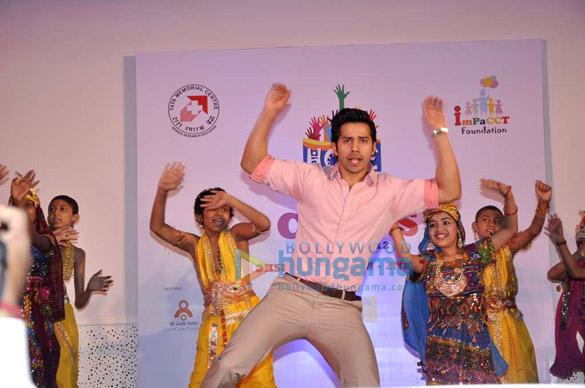 ranbir varun celebrate christmas with underprivileged kids at hope 2012 4