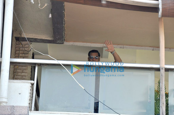 salman khan greets fans on his birthday 3