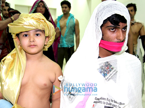celebs grace aashish at shabanas art exhibit 9