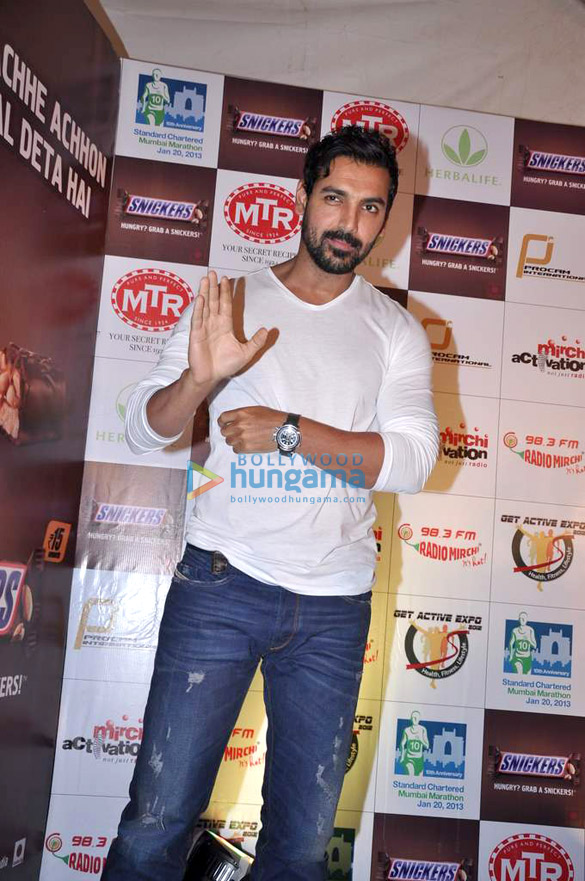 john abraham at standard chartered mumbai marathon expo 7