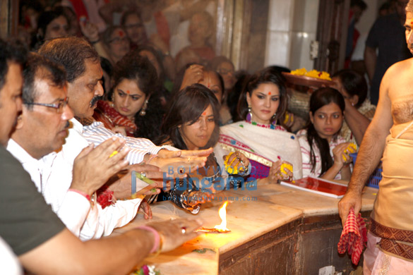 sunny leone visits siddhivinayak temple for ragini mms 2 4