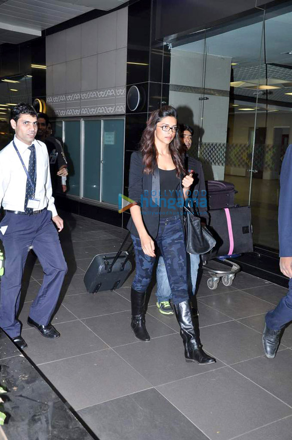 deepika snapped at the airport 5