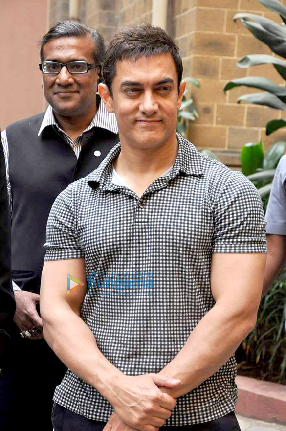 aamir khan visits kem hospital 3