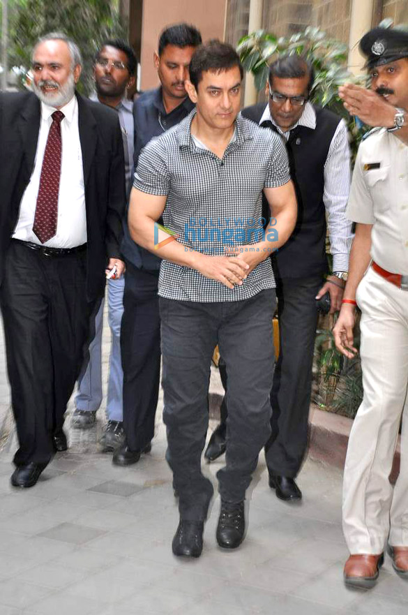 aamir khan visits kem hospital 8