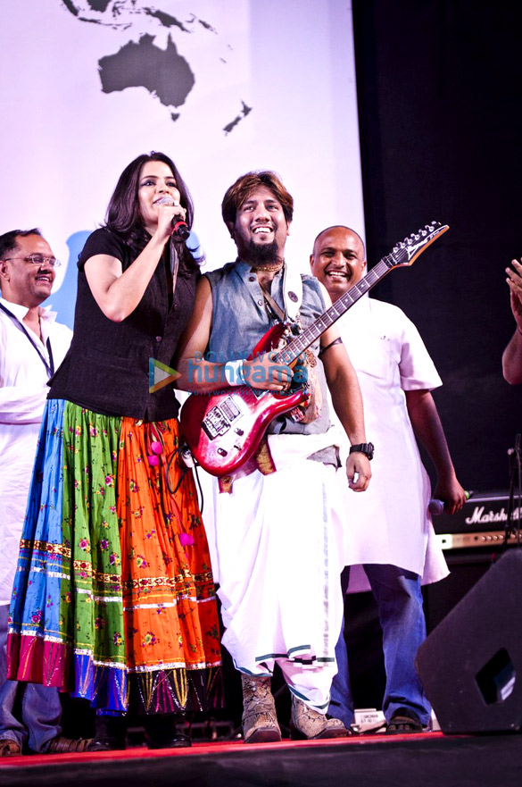 aamir khan at satyamev jayate concert for snehalaya 6