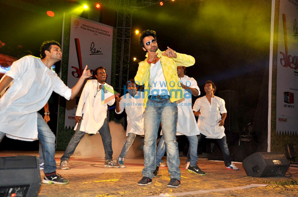 jackky bhagnani akcent perform at alegria festival in panvel 11