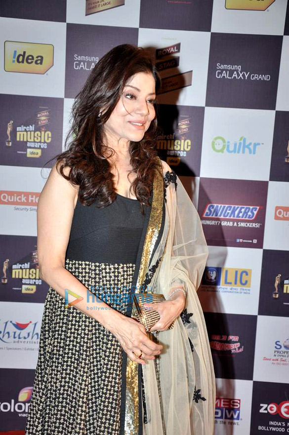 red carpet of mirchi music awards 34