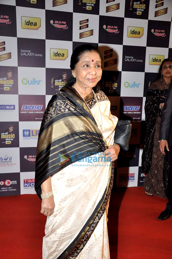 red carpet of mirchi music awards 49