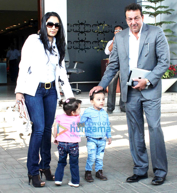 sanjay dutt spotted with manyata shahraan dutt iqra dutt 5