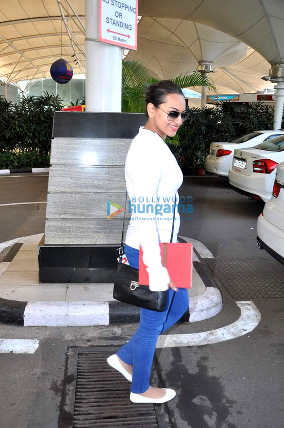 sonakshi snapped at domestic airport 7