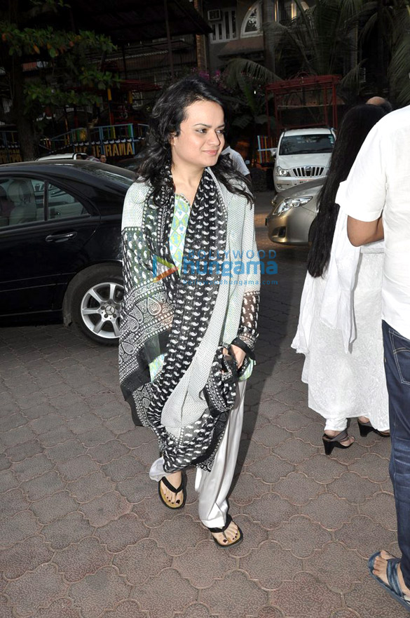 shilpa neil others at sonu nigams mothers prayer meet 34