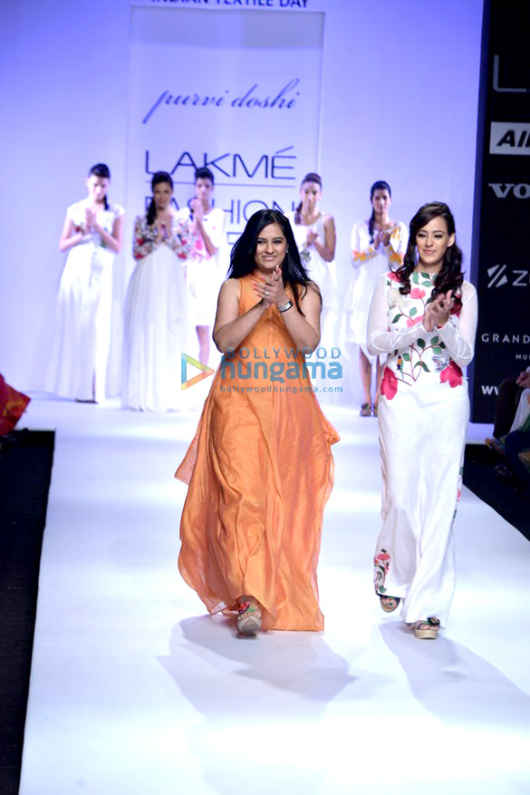 hazel keech walks for purvi doshi at lakme fashion week 2013 2
