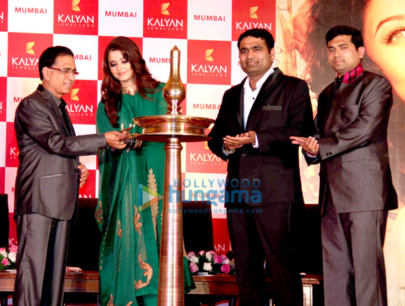 aishwarya rai bachchan amitabh bachchan at kalyan jewellers inaugural function 3