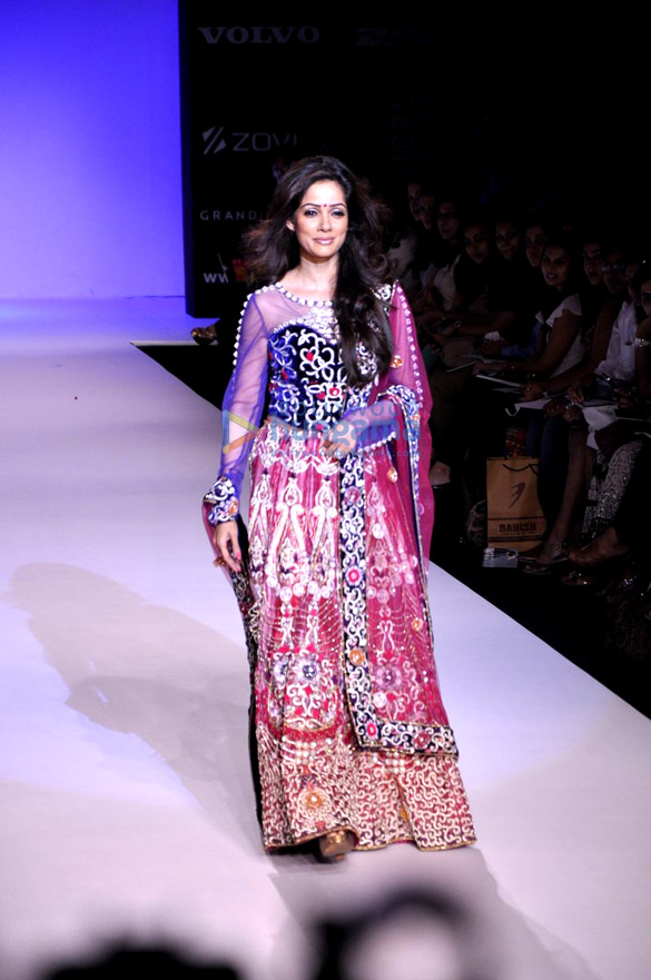 vidya malvade walks for farah firdos at lakme fashion week 2013 6