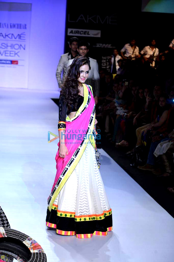 prabhu dheva shazahn walk the ramp for archana kochhar at lakme fashion week 2013 5