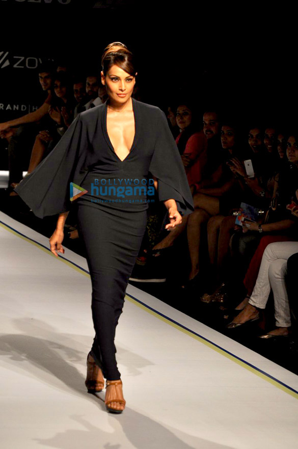 bipasha walks the ramp for shantanu nikhil at lakme fashion week 2013 6