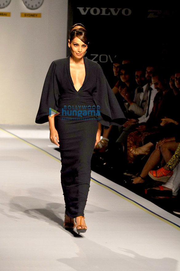 bipasha walks the ramp for shantanu nikhil at lakme fashion week 2013 4