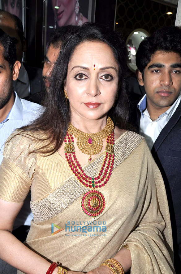 hema malini inaugurates malabar golds store in mumbai 6