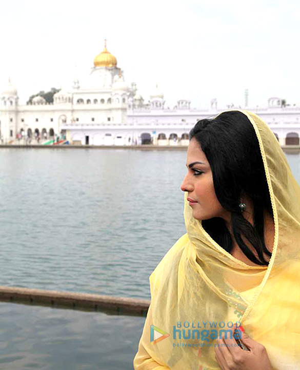 veena malik visits shri teg bahadur gurudwara in patiala 5